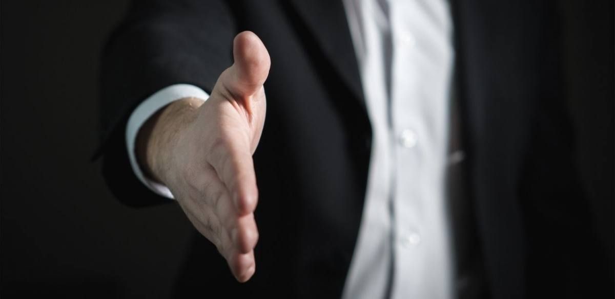 Darf der Handschlag im Bewerbungsgespräch abgelehnt werden?